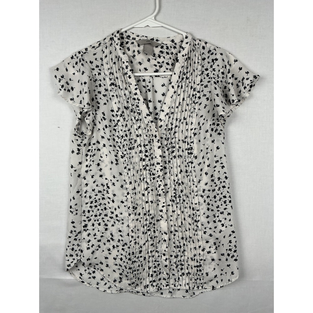 H&M Floral Pleated V-Neck Blouse Womens Size 4 White Black Cap Sleeve Top
